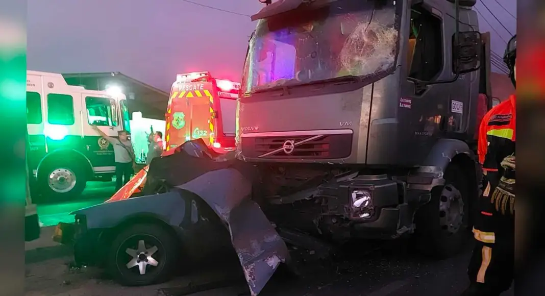 Camión Descontrolado Arrasa con 7 Vehículos, Dejando Tres Victimas Mortales.