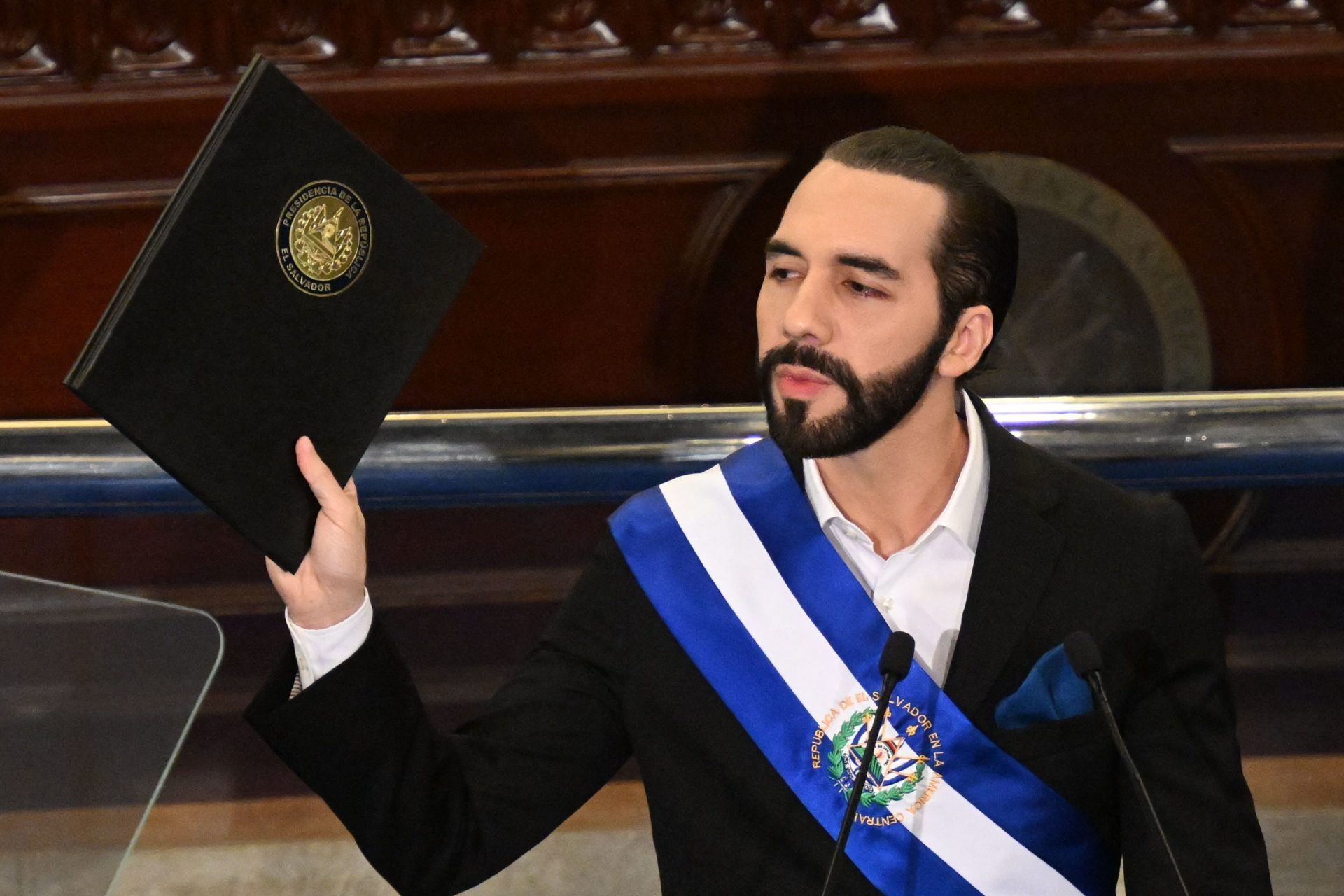 Controversia en El Salvador: Nayib Bukele reacciona a investigación sobre adquisición de propiedades de su familia