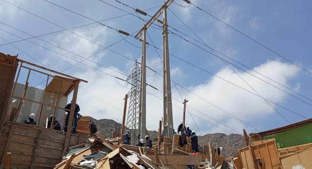 Desalojan 5 viviendas en macrocampamento de Antofagasta por riesgo de socavón en torre de alta tensión
