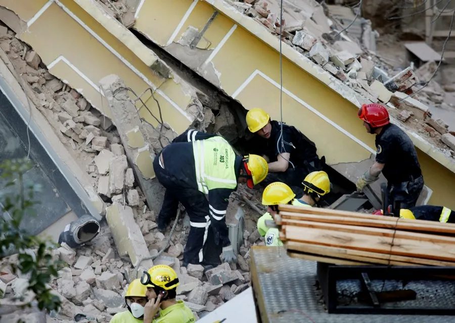 Derrumbe de edificio en Villa Gesell deja atrapadas a varias personas