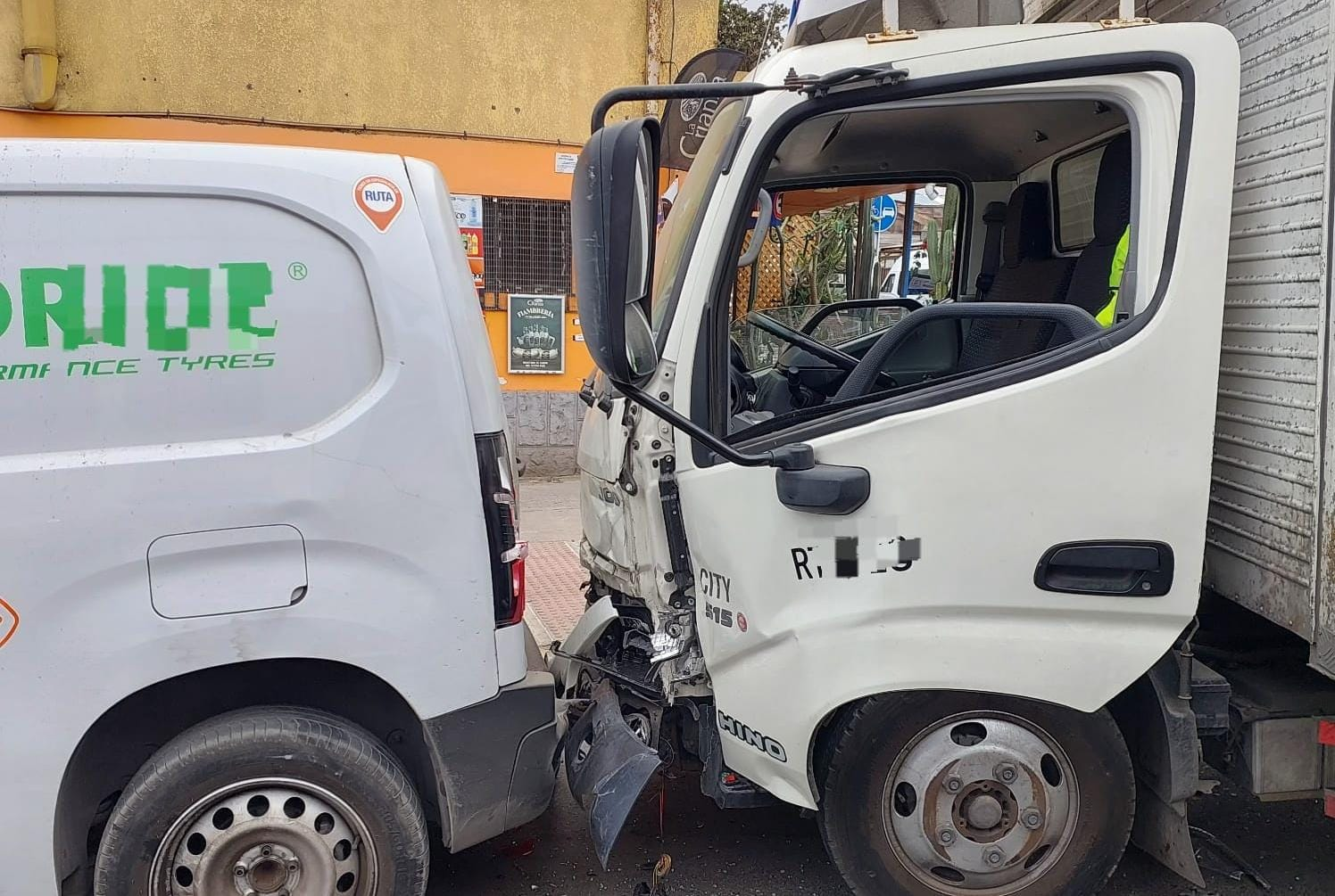 Camión y Vehículo Menor Protagonizan Accidente con Impacto a Auto Estacionado