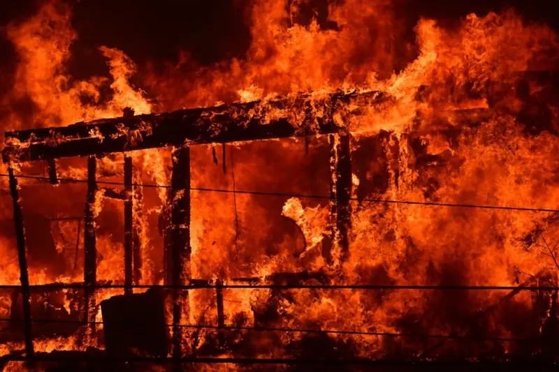 Los incendios en Los Ángeles alcanzan las colinas de Hollywood: 5 muertos y cientos de evacuados