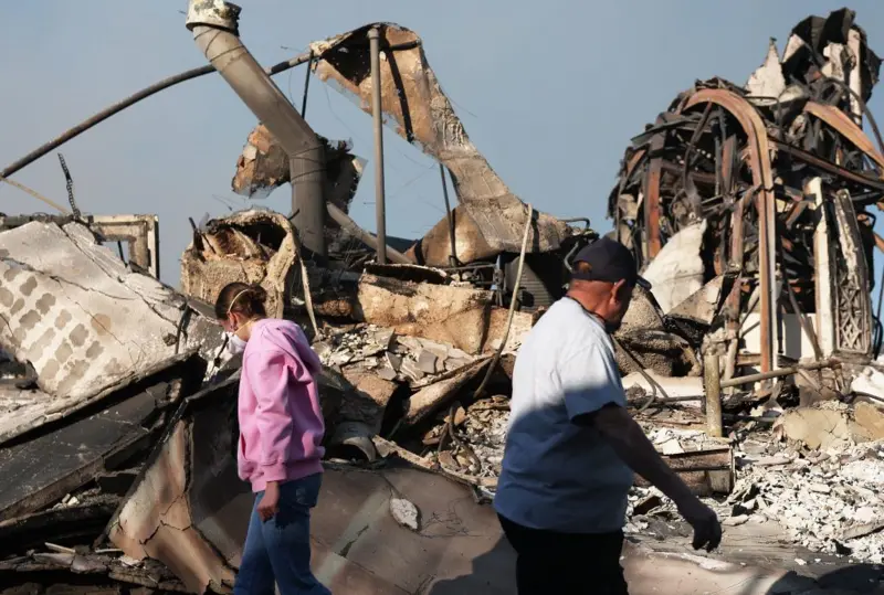 Los Ángeles declara «emergencia sanitaria» por contaminación del aire mientras los incendios arrasan la región