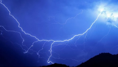 Aviso de tormentas eléctricas y altas temperaturas para cinco regiones de Chile