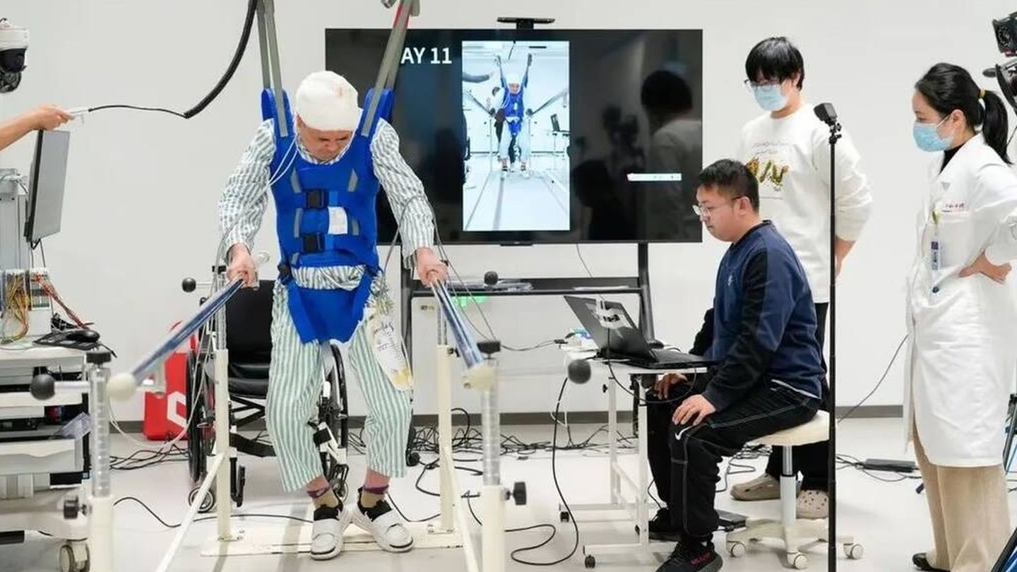 Avance histórico: Científicos chinos logran que pacientes con parálisis caminen tras implante cerebral