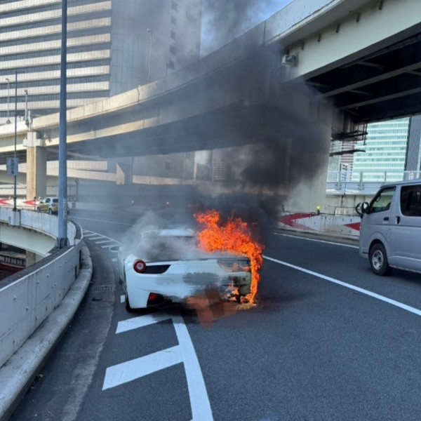 Compró su Ferrari tras 10 años de ahorro… y se incendió una hora después en Japón