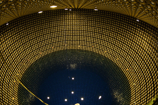 Super-Kamiokande: El Gigantesco Detector de Neutrinos Bajo las Montañas de Japón