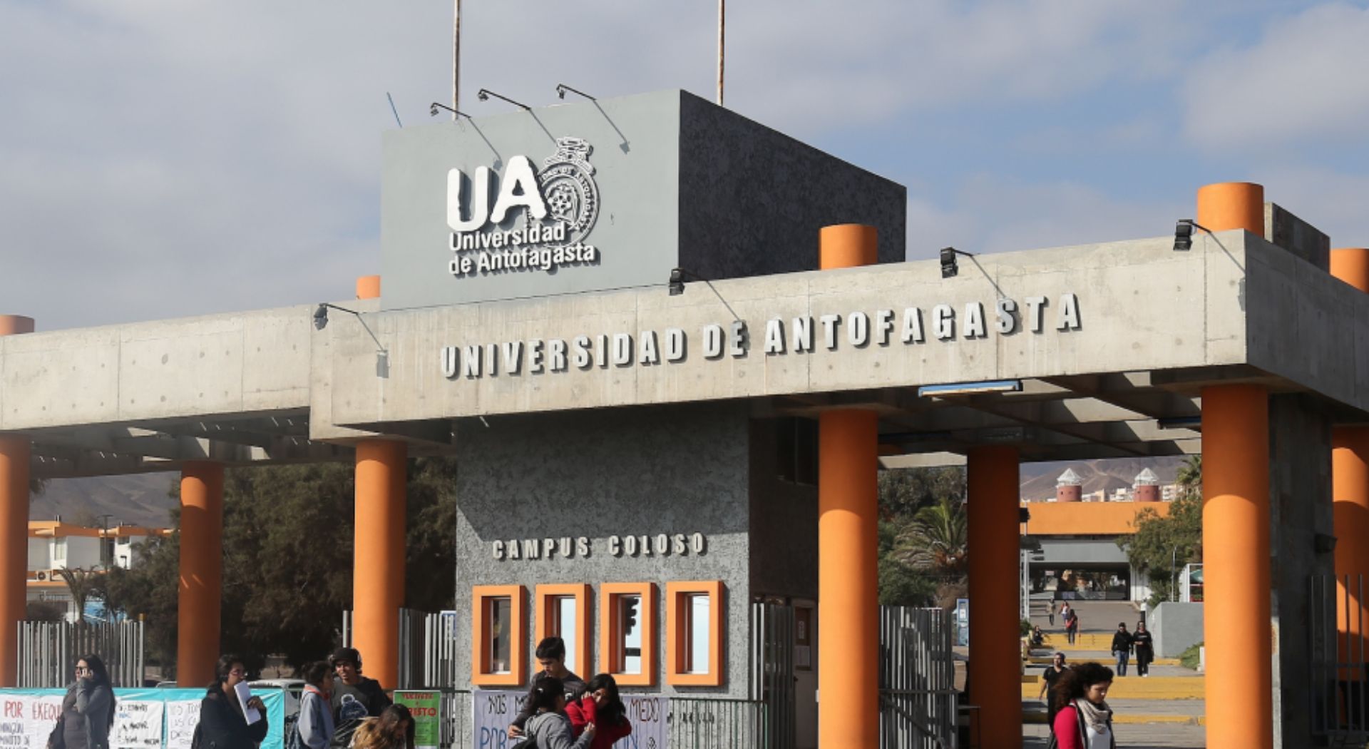 El procedimiento policial obliga a detener las actividades en el Campus Coloso de la Universidad de Antofagasta.