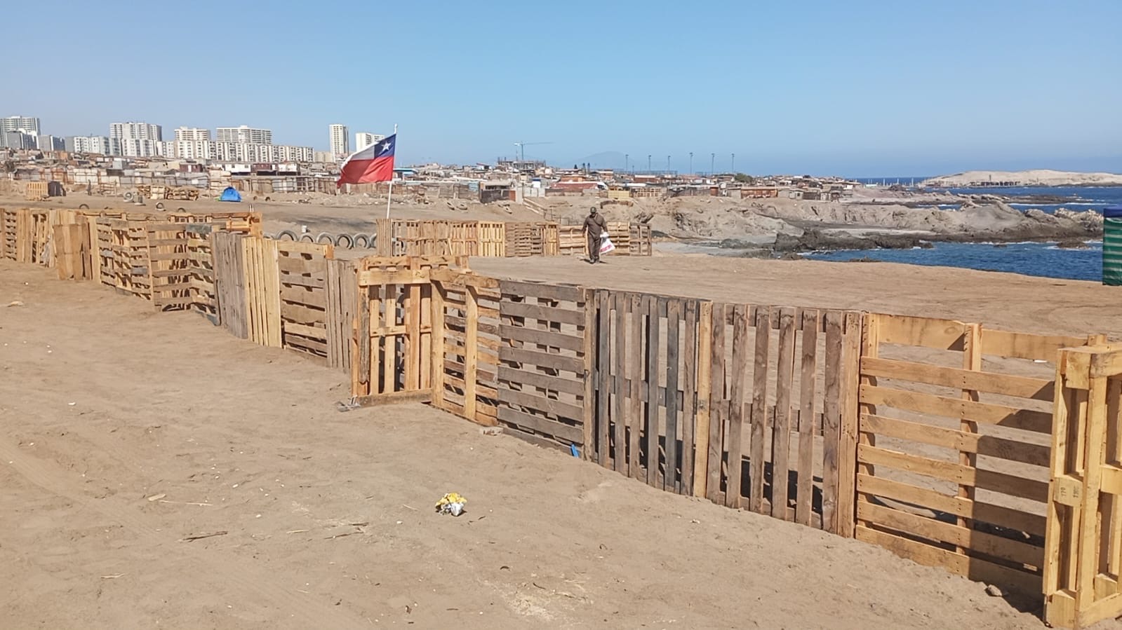 Frustran intento de ocupación en terrenos demarcados con una casa prefabricada en el borde costero de Antofagasta.