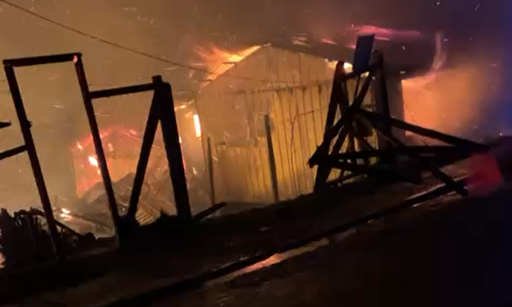 Falleció un adulto mayor en Melinka luego de un incendio que arrasó con su hogar durante la madrugada del viernes.