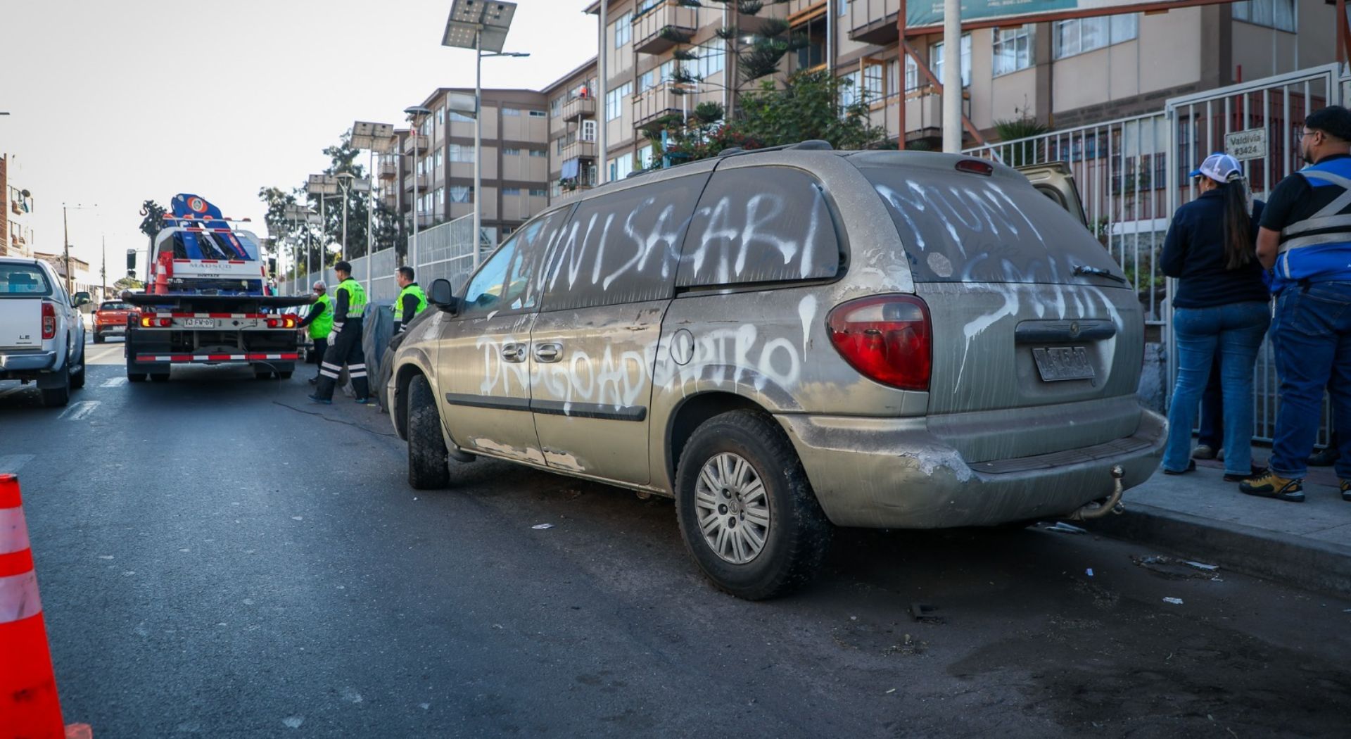 Vecinos de Antofagasta impulsan la retirada de vehículos antiguos por quejas recurrentes.