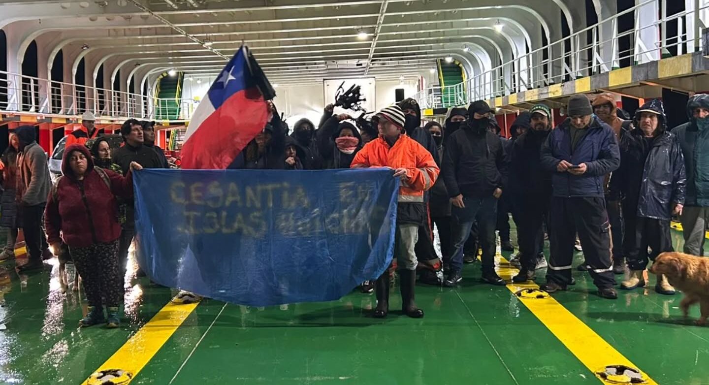 Protesta en Puerto Aguirre revela escasez de empleo para la comunidad, con toma de barcaza incluida