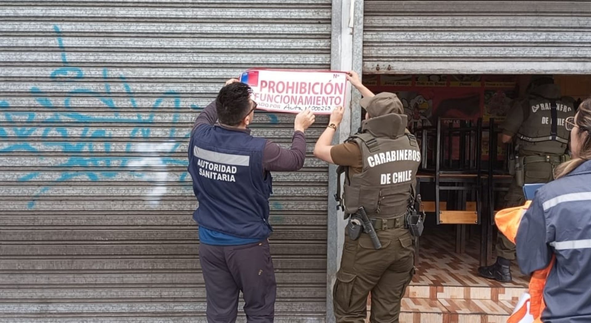 Encuentran heces de roedores y cucarachas en pollería de La Chimba, Antofagasta, lo que lleva a su cierre por motivos de salud.