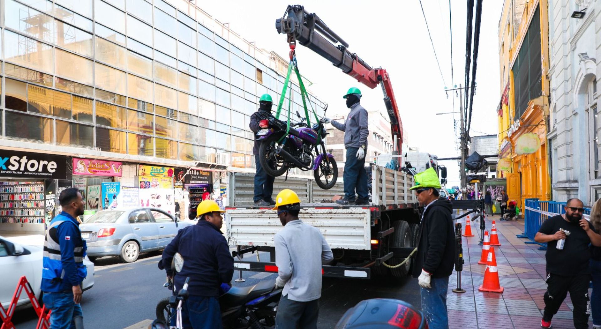 El municipio de Antofagasta removió motocicletas sin papeles en el centro de la ciudad.