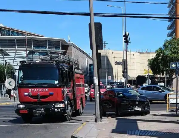 Colisión de vehículos menores en Antofagasta deja dos personas lesionadas en las afueras del Mall Plaza