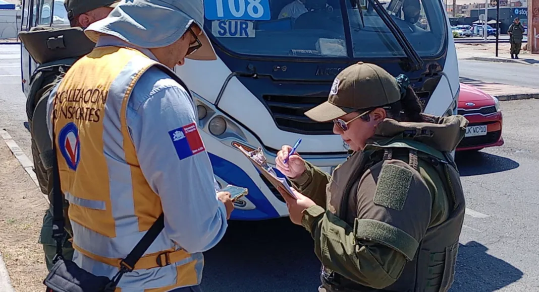 Multan a 12 conductores en Antofagasta por no respetar semáforos en rojo en operativo en el sector norte