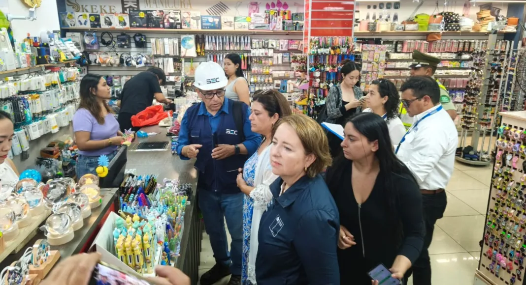 Operativo «Navidad Segura» en el centro de Antofagasta: Detectan graves riesgos eléctricos y juguetes sin rotular en locales comerciales