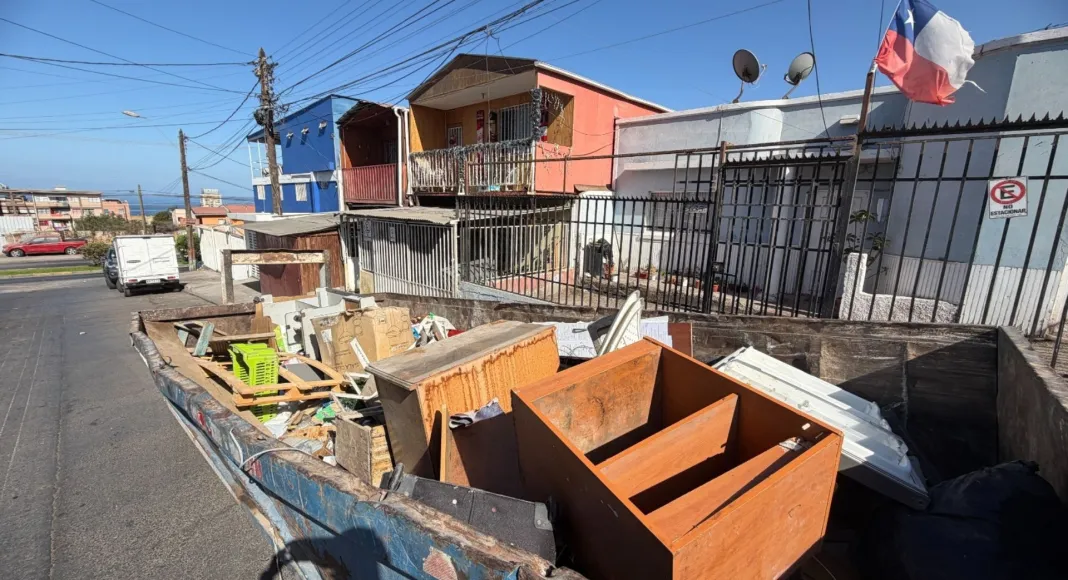 Operativo de limpieza en Antofagasta: Retiran 40 metros cúbicos de desechos voluminosos en poblaciones Matta y Oriente