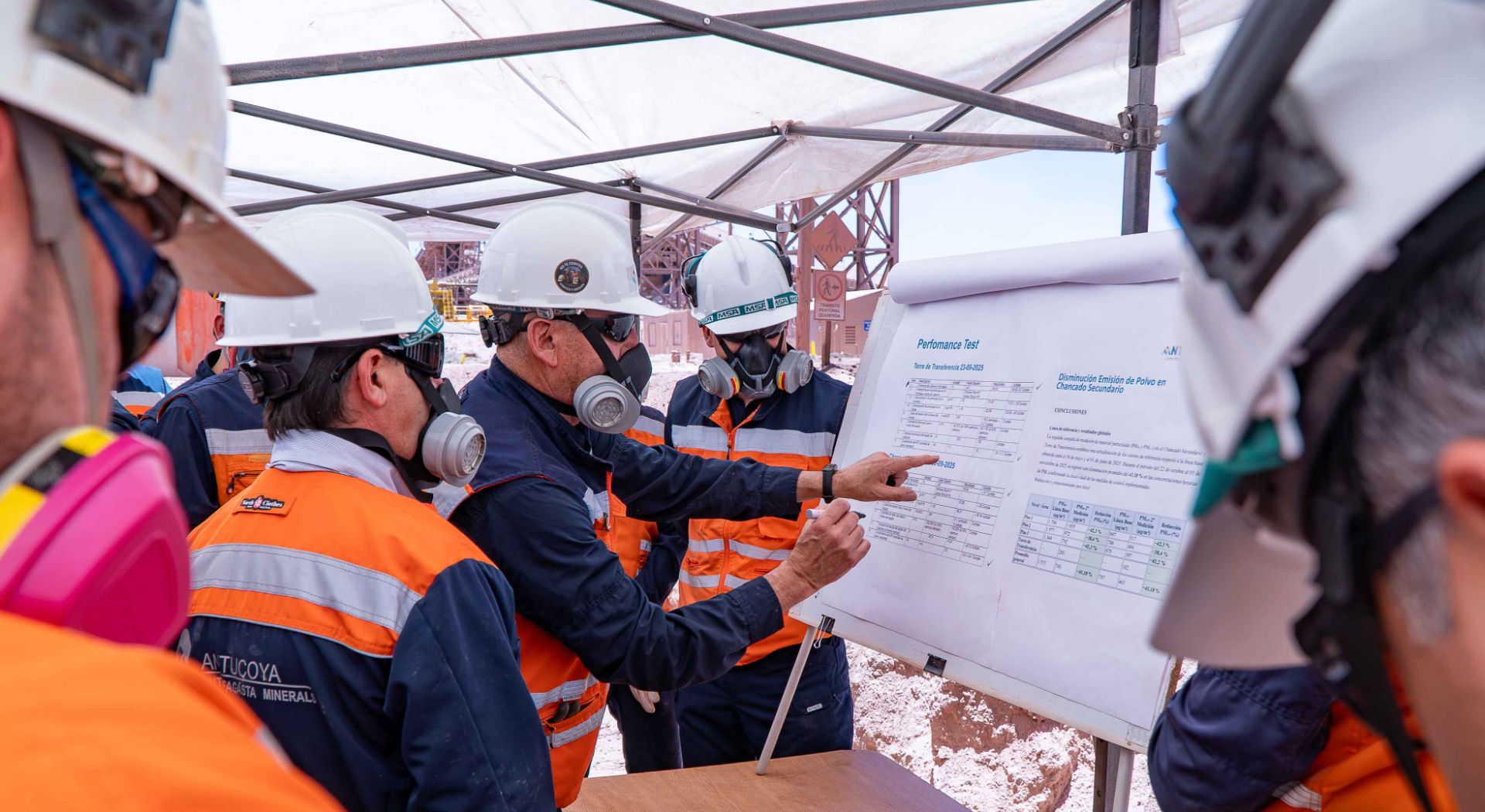 Antucoya implementa un novedoso sistema de control de polvo que disminuye en un 40% las emisiones de material en suspensión.