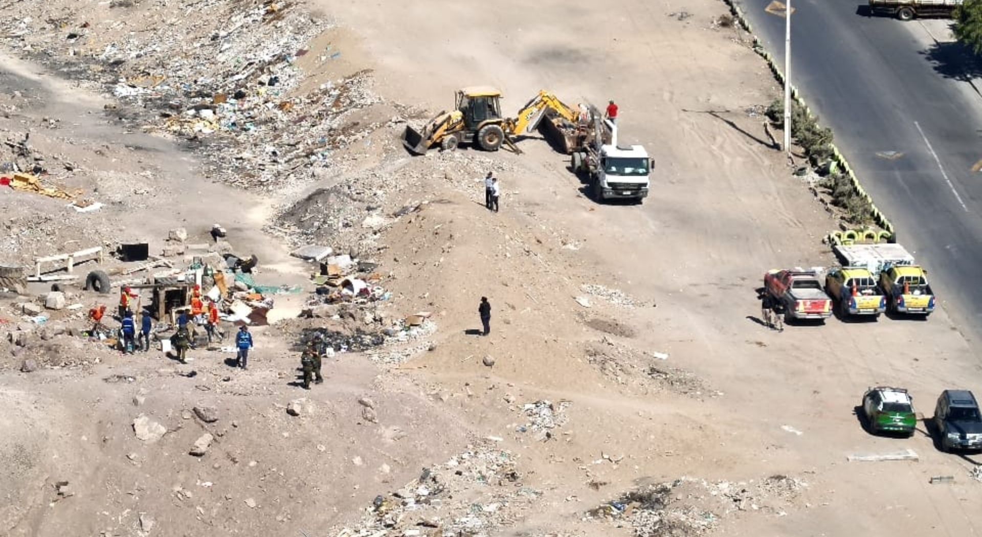 Personas sorprendidas realizando quemas ilegales cerca del antiguo vertedero de Antofagasta son desalojadas.