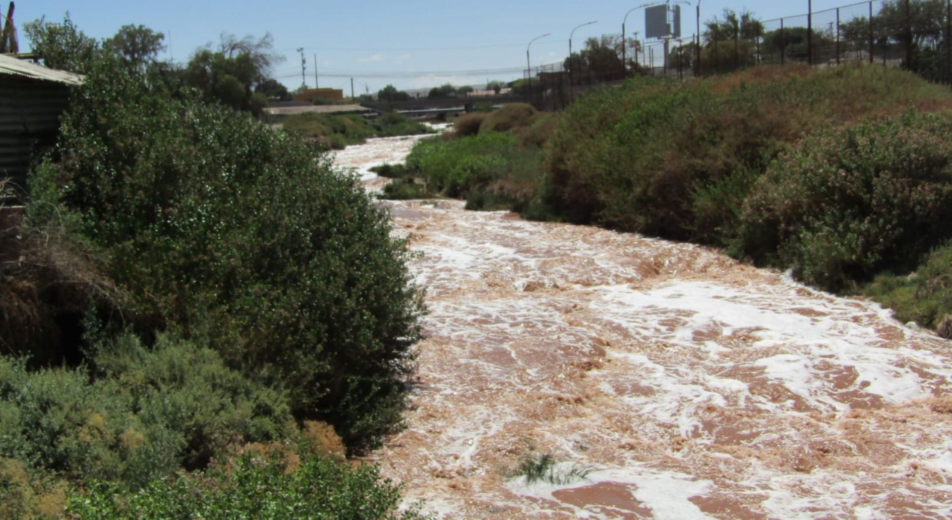 Provincia de El Loa: se llevan a cabo descargas controladas del embalse Conchi debido al incremento del nivel de agua por las lluvias de verano.