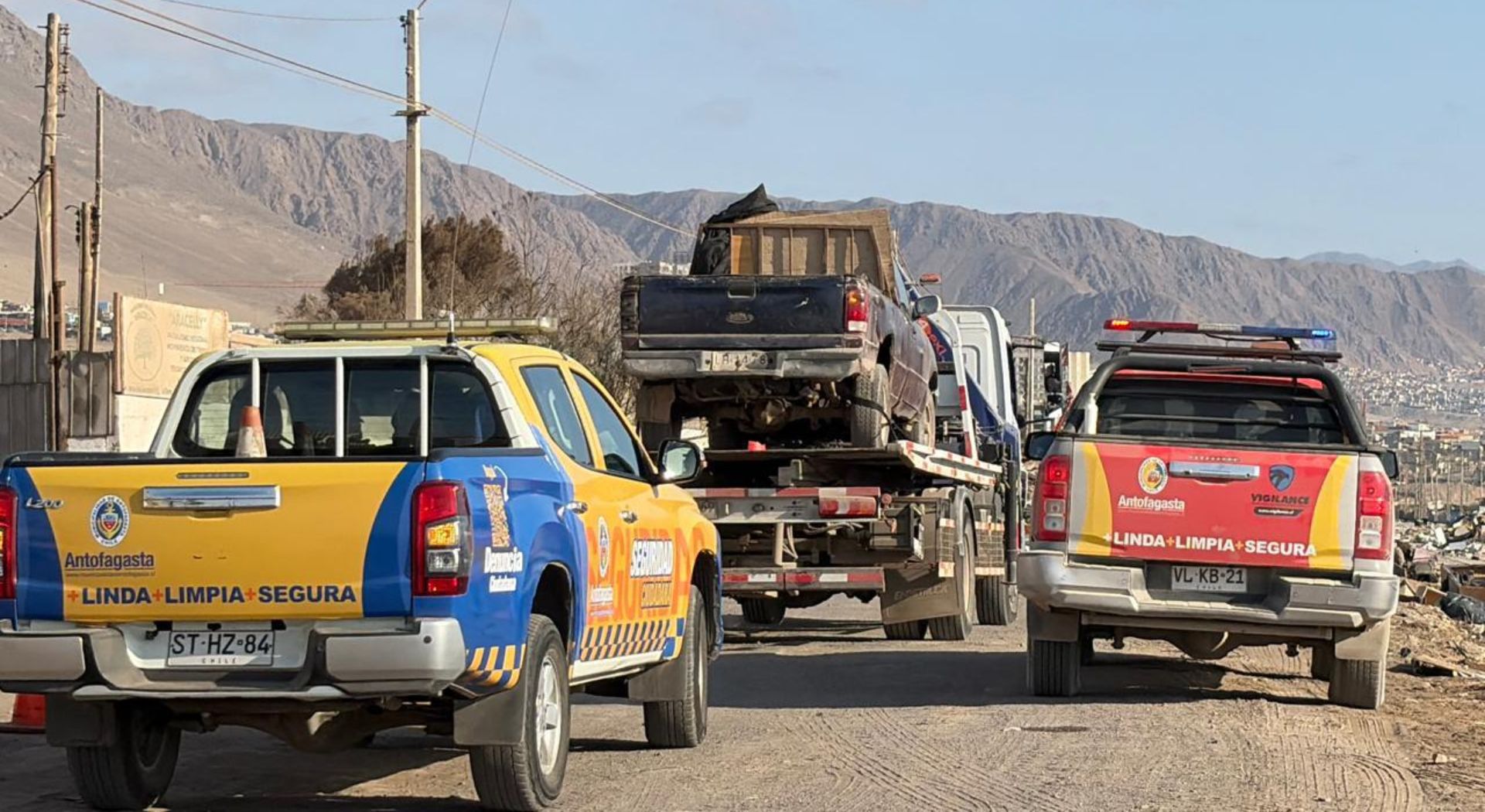 Cuatro vehículos fueron llevados al corralón municipal por tirar escombros ilegalmente en La Chimba.