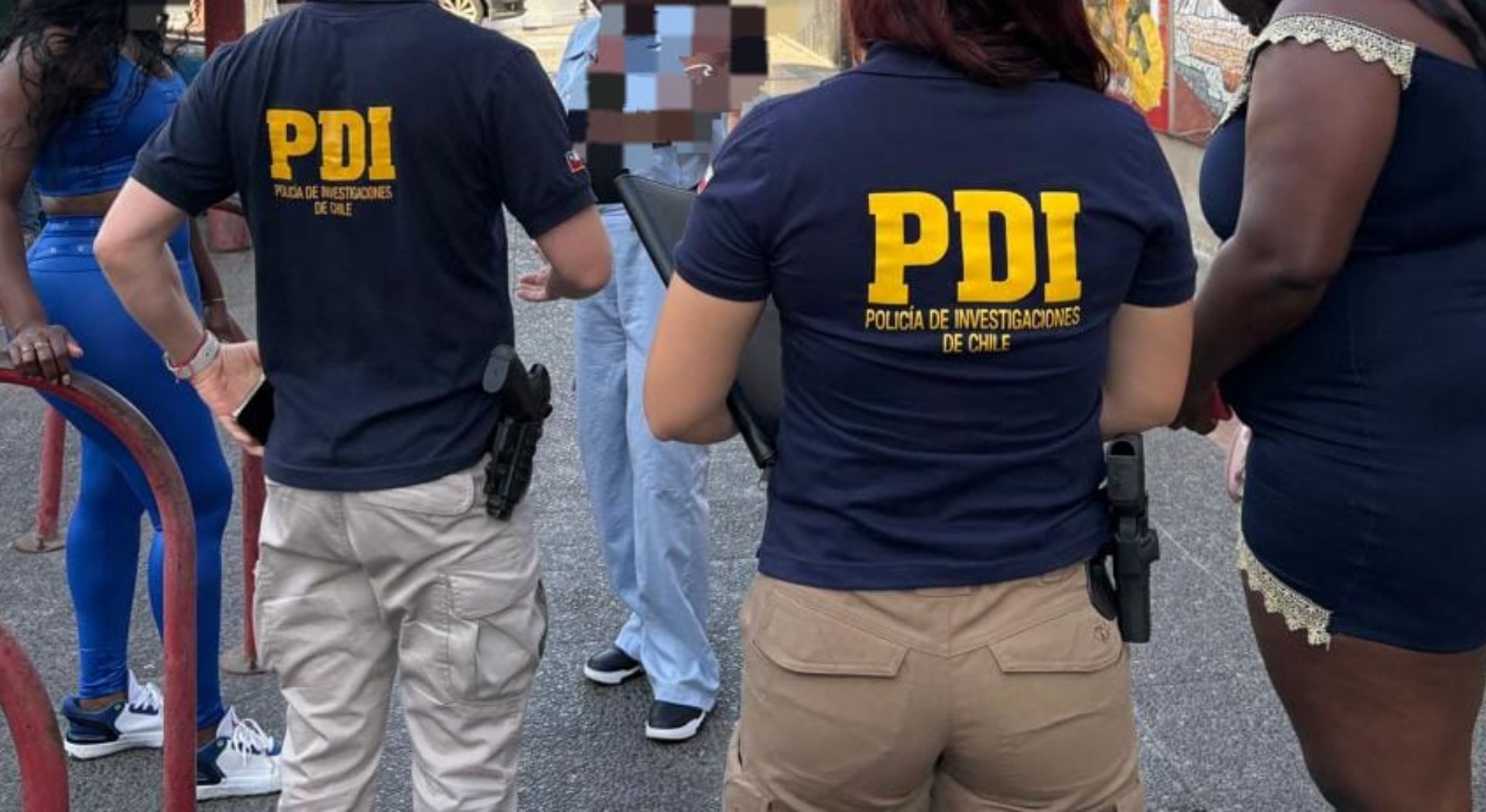 Dos extranjeros son notificados de expulsión y seis personas son denunciadas por entrar irregularmente al centro de Antofagasta tras operativo de fiscalización.