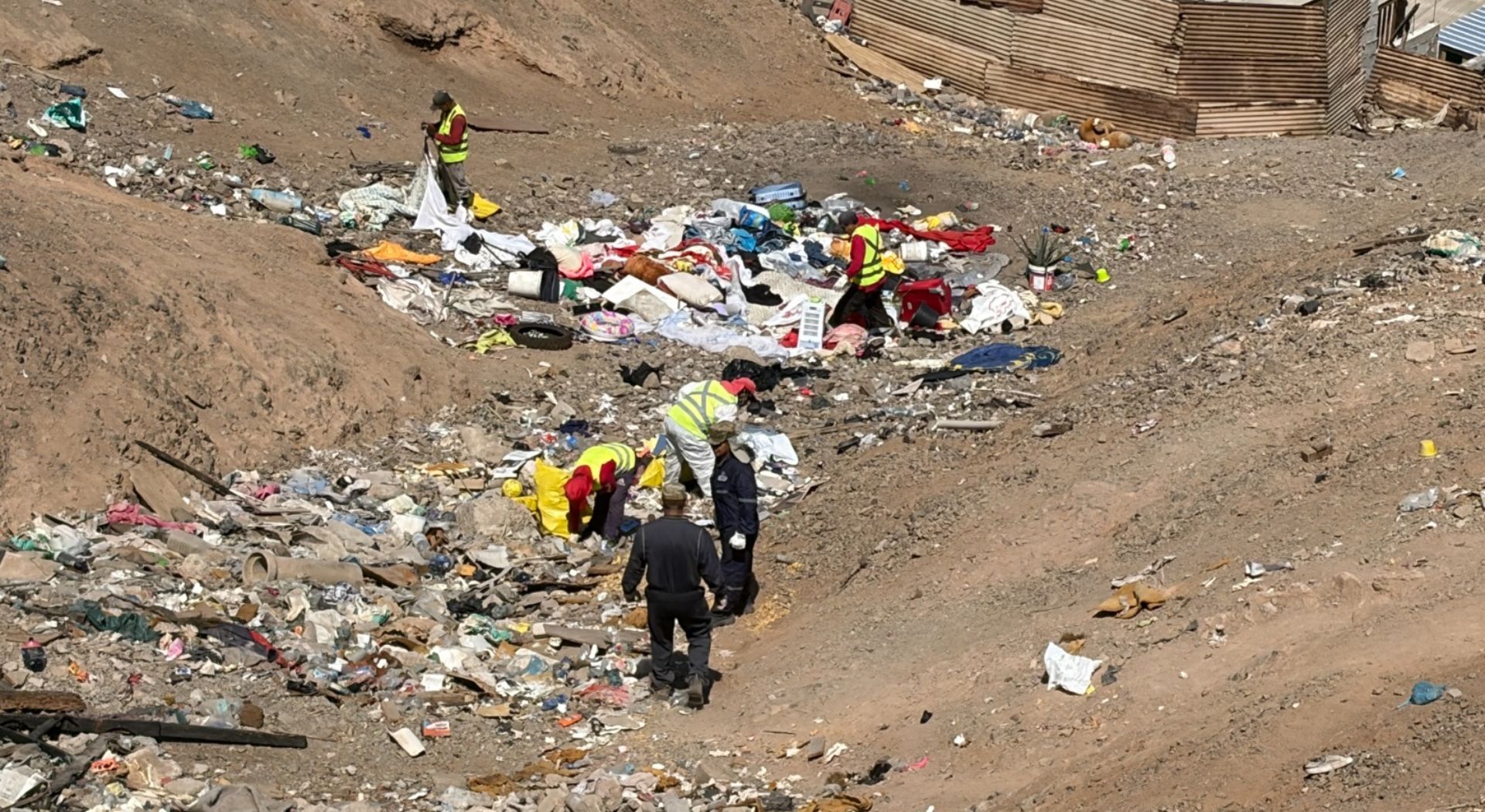 Limpieza de la quebrada del Cerro El Ancla previa a la carrera tradicional: se eliminaron desechos, restos y objetos.