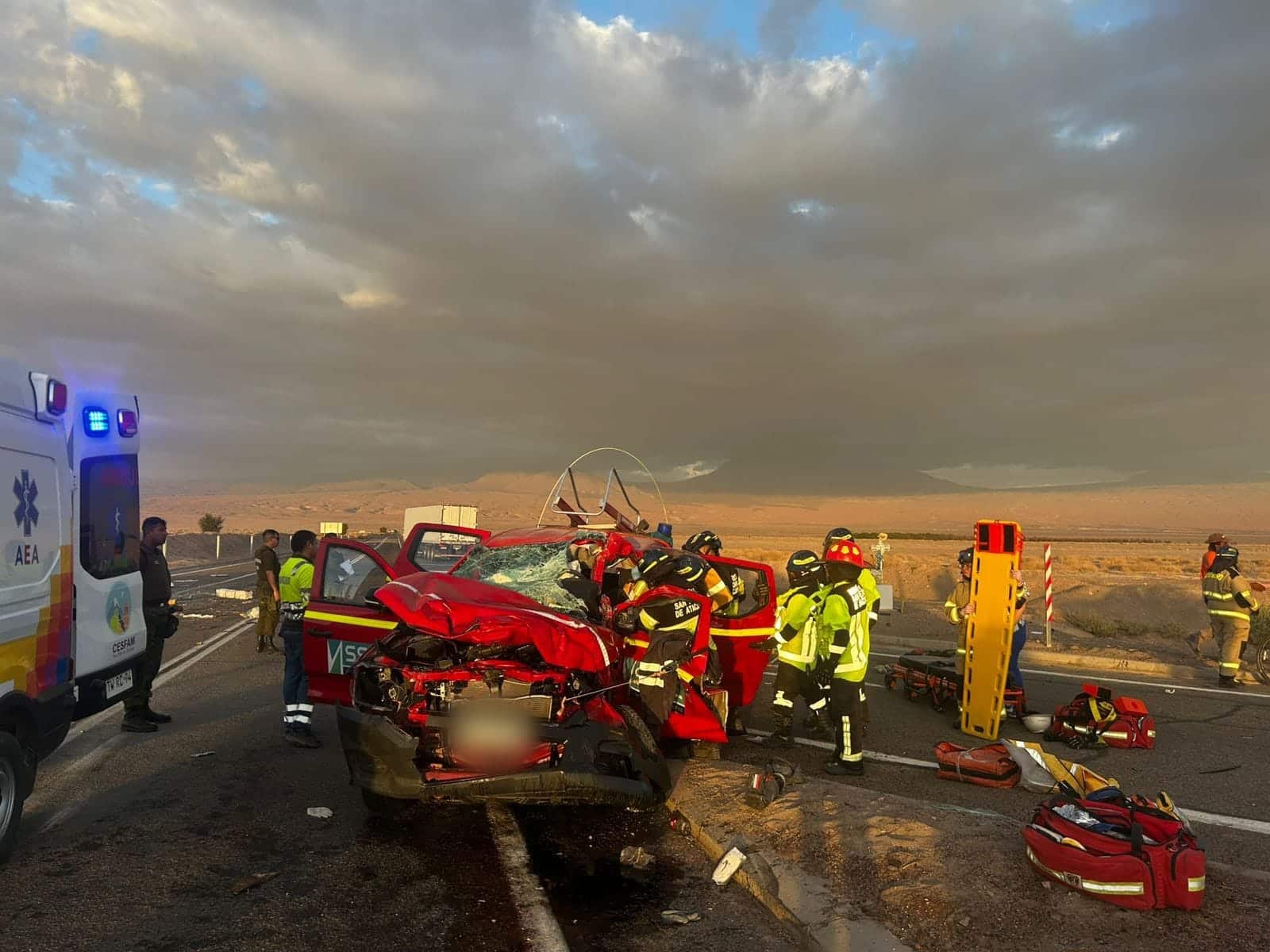 Accidente en San Pedro de Atacama deja cuatro heridos tras colisión de camioneta con camión, sin víctimas mortales.