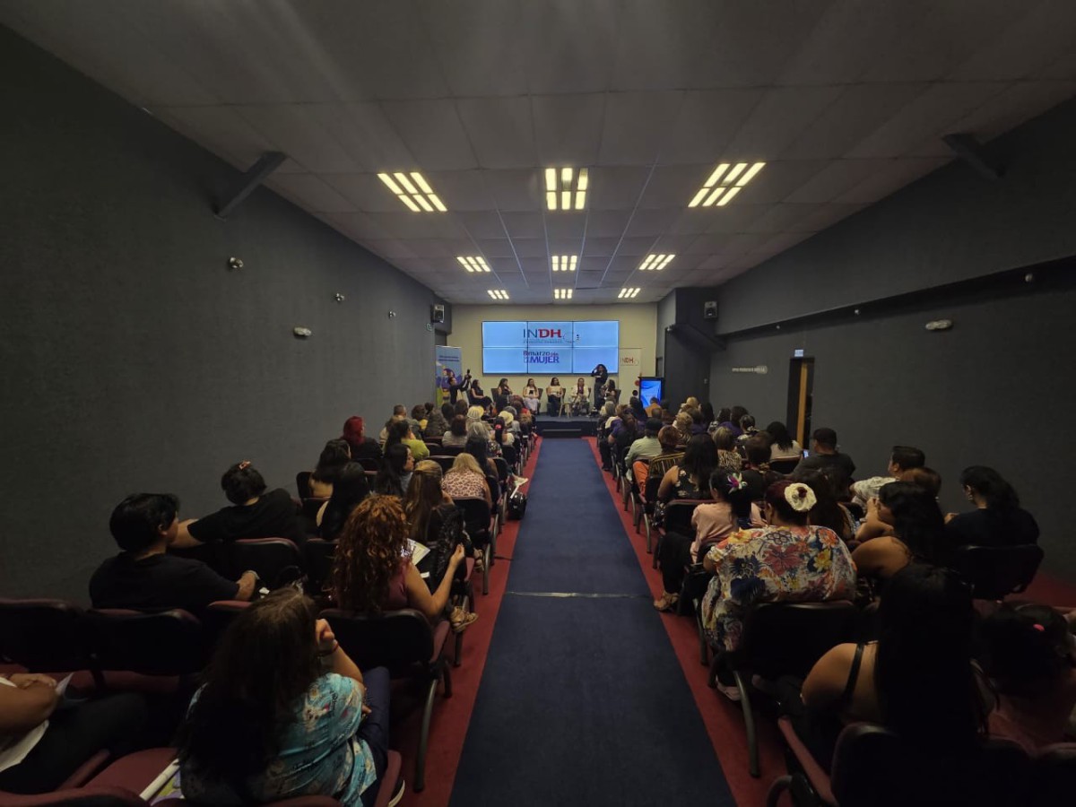 El Instituto Nacional de Derechos Humanos de Antofagasta organizó un diálogo sobre el Día Internacional de la Mujer, donde se discutieron las desigualdades que impactan los derechos de las mujeres en la zona.