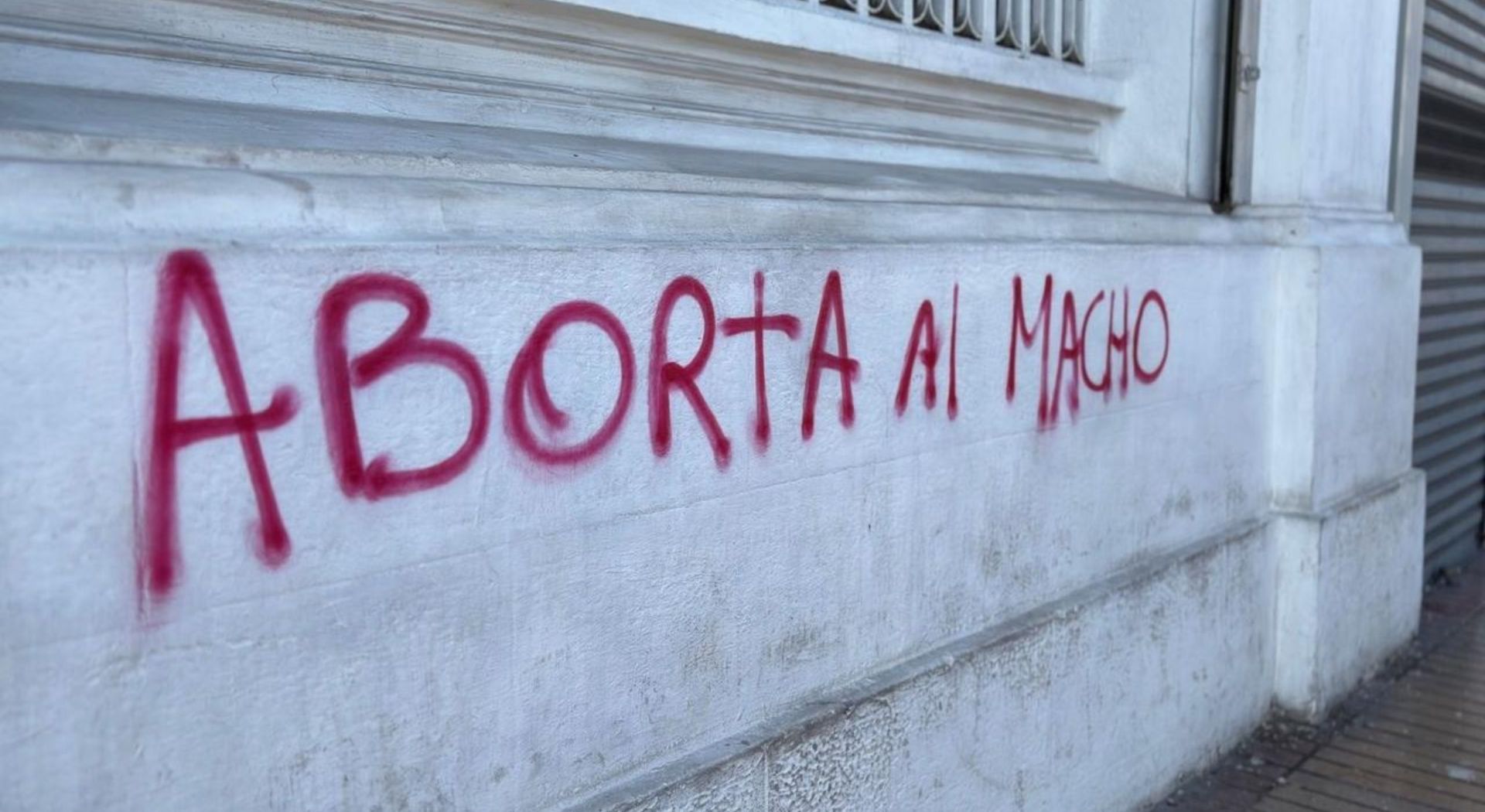 Dos mujeres son detenidas por vandalismo en la Catedral de Antofagasta durante la marcha del 8M.