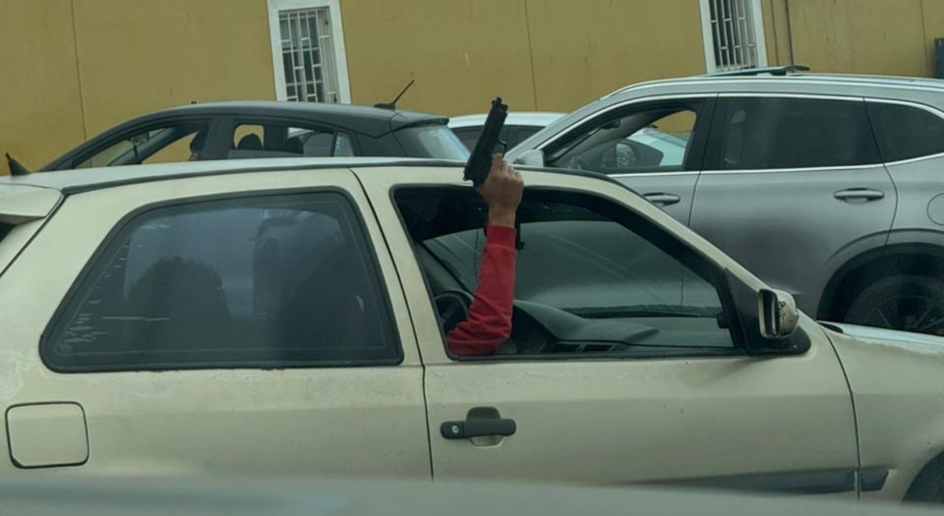 Un individuo saca una pistola desde un vehículo en el Campus Coloso de la Universidad de Antofagasta, provocando la evacuación.