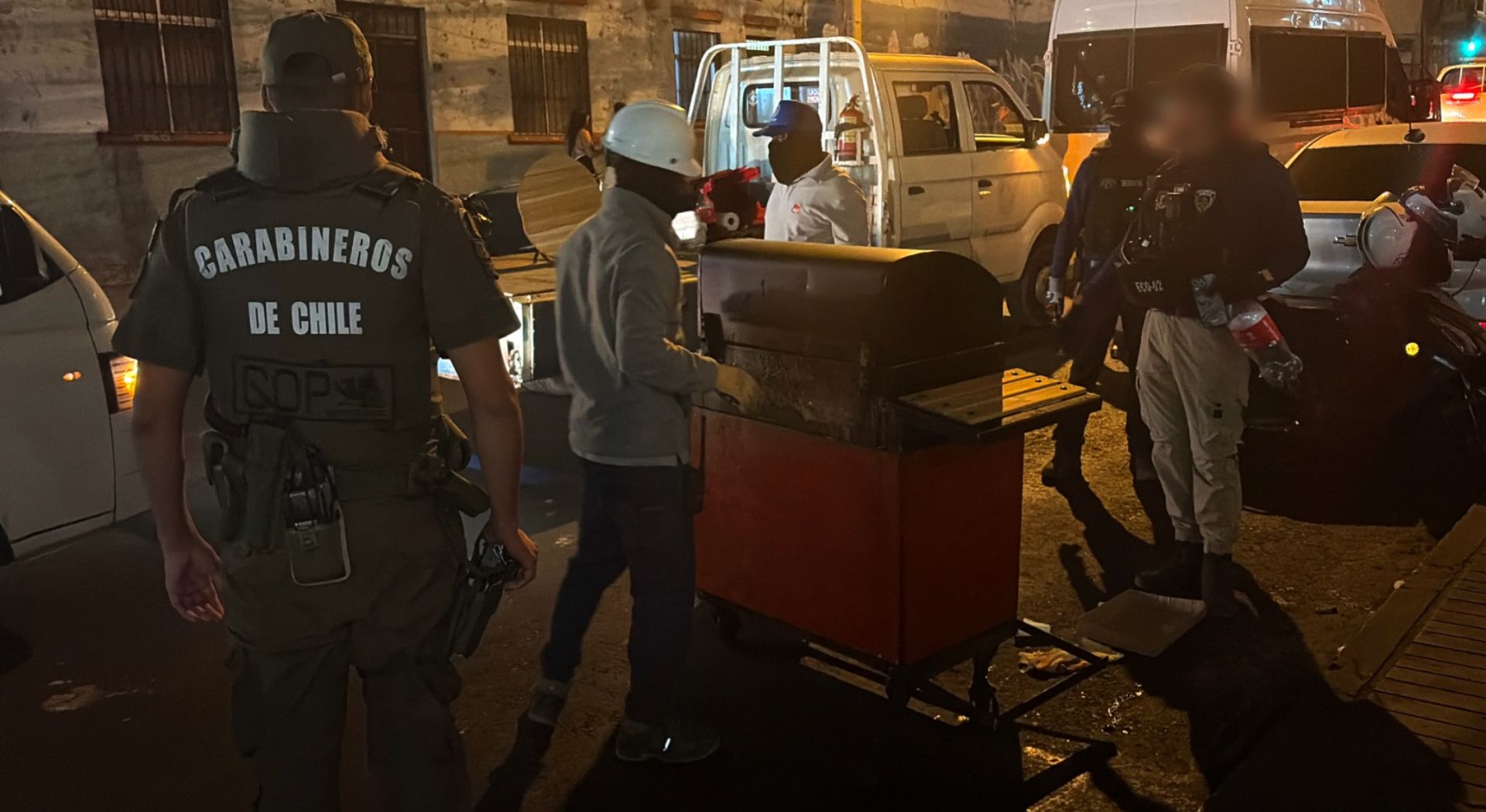 Eliminan puestos de comida callejera y carritos en operativo de control nocturno en el centro de Antofagasta.