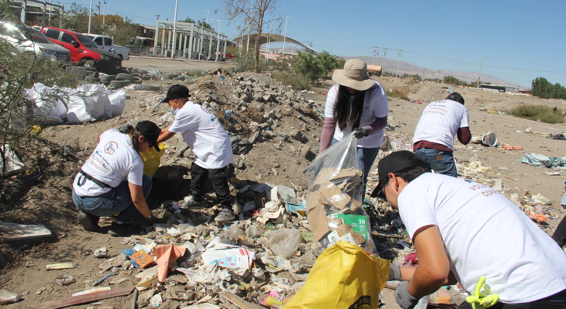 El voluntariado de Minera El Abra limpia un microbasural y convierte un espacio comunitario en Calama.