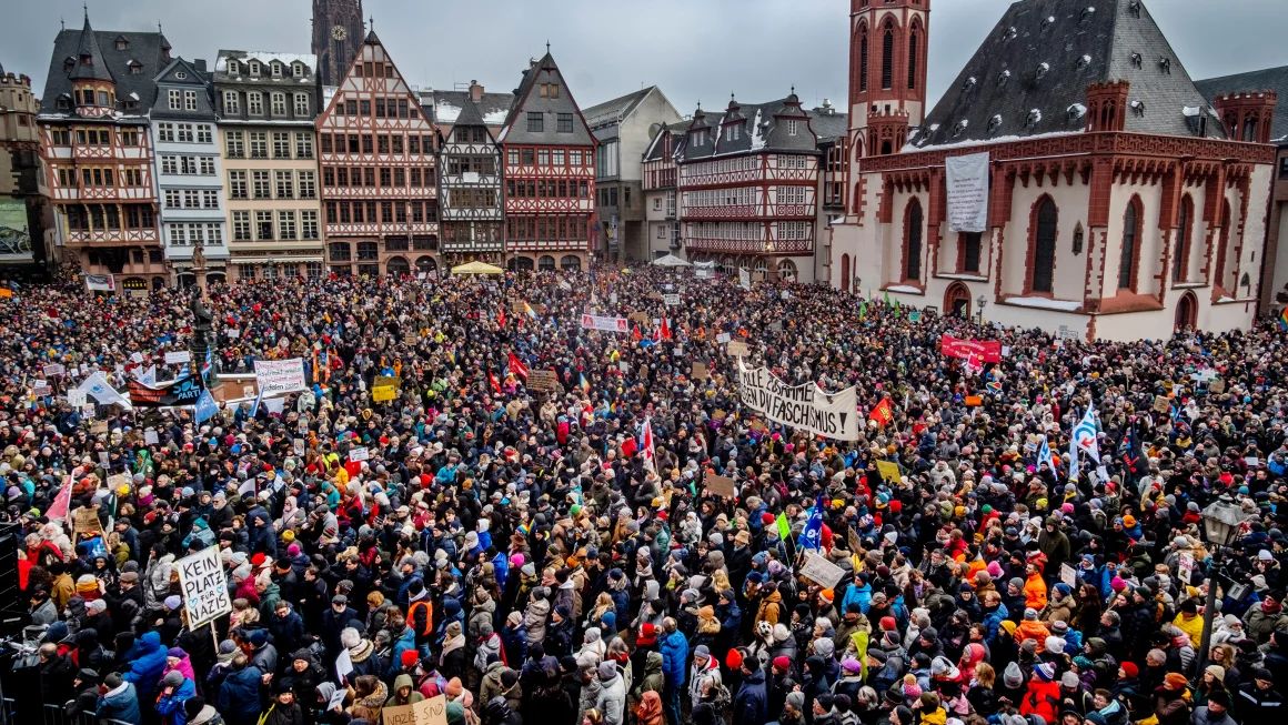 ALEMANIA LE DICE NO A LA IDEOLOGÍA NAZI: miles protestaron en contra de la extrema derecha del país Europeo