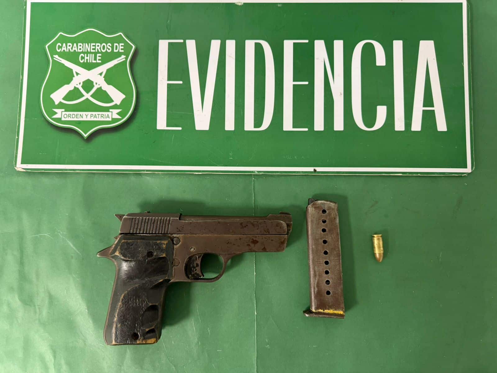 Intento fallido de ocultar arma de fuego: mujer es detenida en Antofagasta al tratar de esconder el arma bajo una banca.