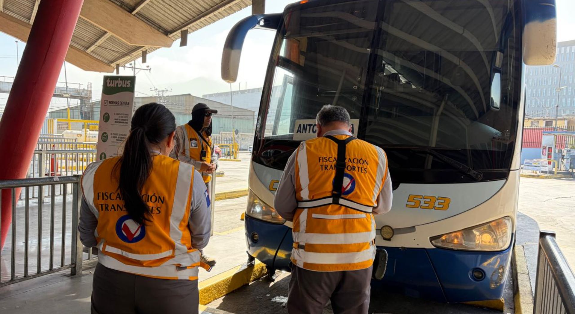 Dos individuos son detenidos en la estación de autobuses de Antofagasta durante controles por fin de semana largo.