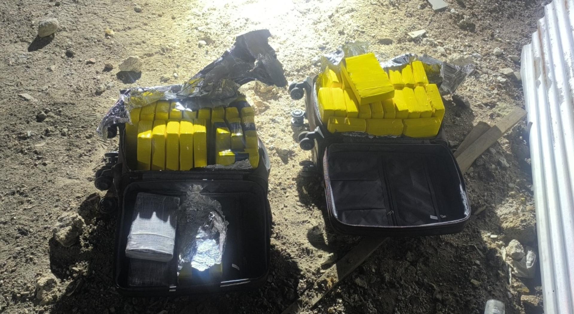 Frustan intento de contrabando de droga desde Bolivia: 47 kilos de cocaína encontrados en maletas abandonadas en la frontera de Ollagüe.