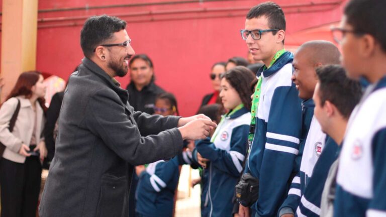 Lanyard con girasoles para estudiantes con discapacidades invisibles en Antofagasta