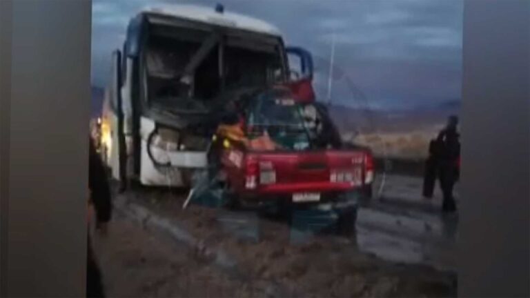 Trágico accidente en San Pedro de Atacama: cuatro muertos por colisión entre bus y camioneta