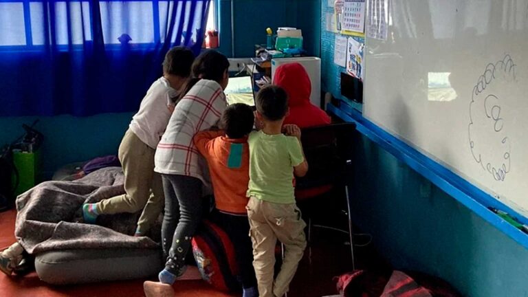 Más de 1.200 personas albergadas en Antofagasta tras lluvias: Desafíos en la erradicación de campamentos en quebradas