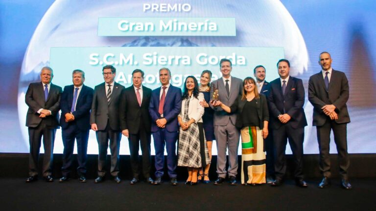 Sierra Gorda SCM galardonada con el Premio SONAMI 2026 por su excelencia en minería