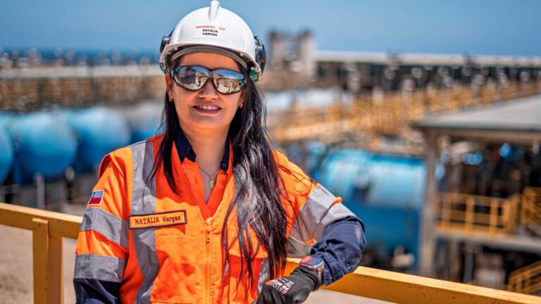 BHP Cierra Brecha Salarial de Género en Escondida, Un Hito para la Minería en Chile