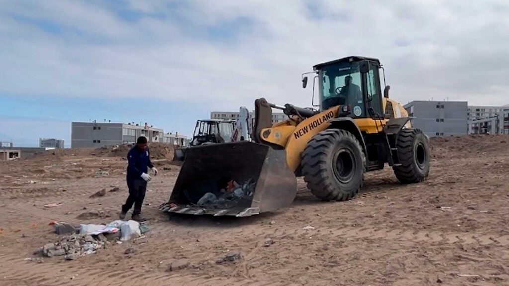 Operativo de limpieza en sitio eriazo del norte de Antofagasta tras denuncias de roedores