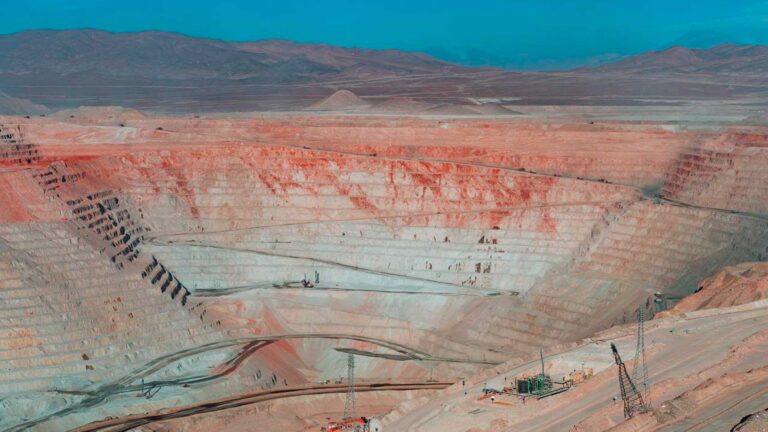 Nuevo conflicto entre Escondida y sindicatos tras accidente fatal en negociación colectiva