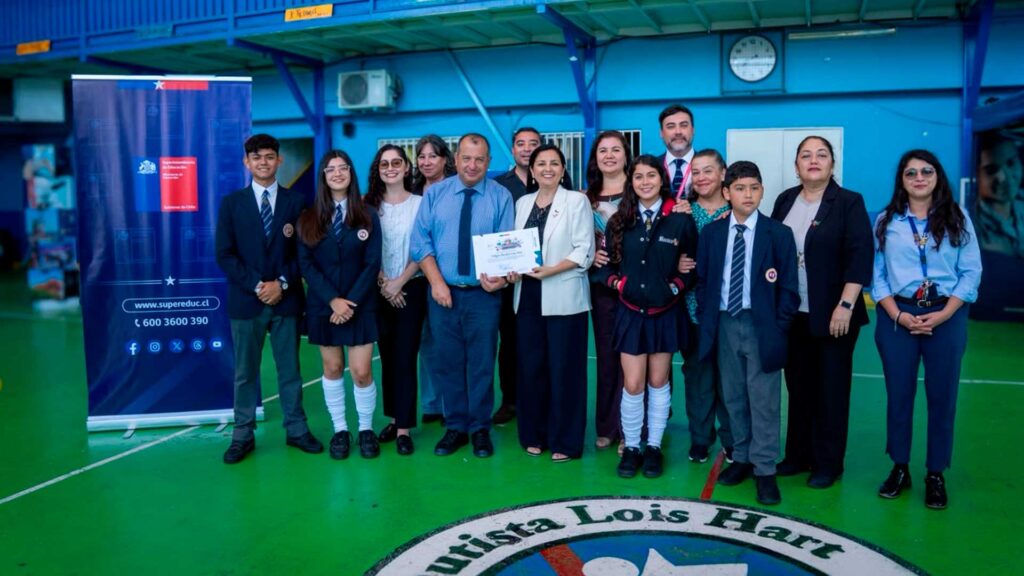 El Colegio Lois Hart de Antofagasta recibe reconocimiento por su labor en la convivencia escolar