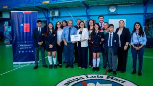 El Colegio Lois Hart de Antofagasta recibe reconocimiento por su labor en la convivencia escolar